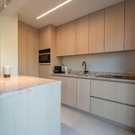 Luxurious Modern Escape Near & Shopping Lejlighed *